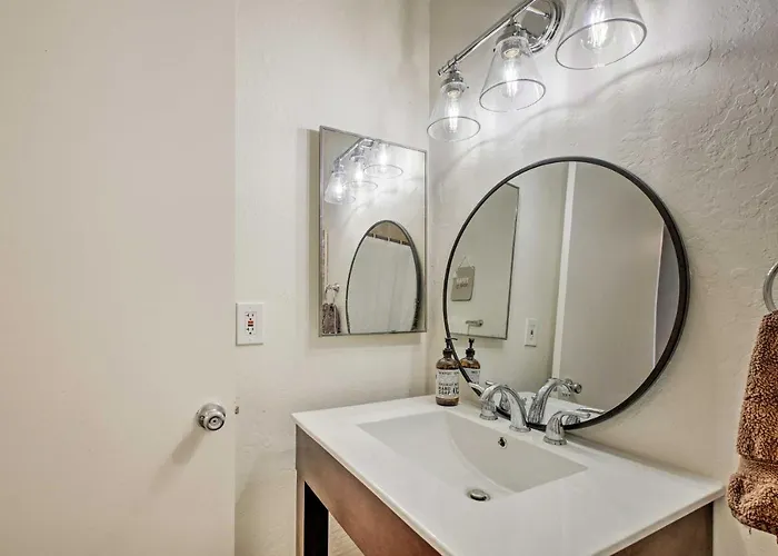 4 Mi To Asu: Lake-view W/ Patio, Pool Access Holiday home Tempe